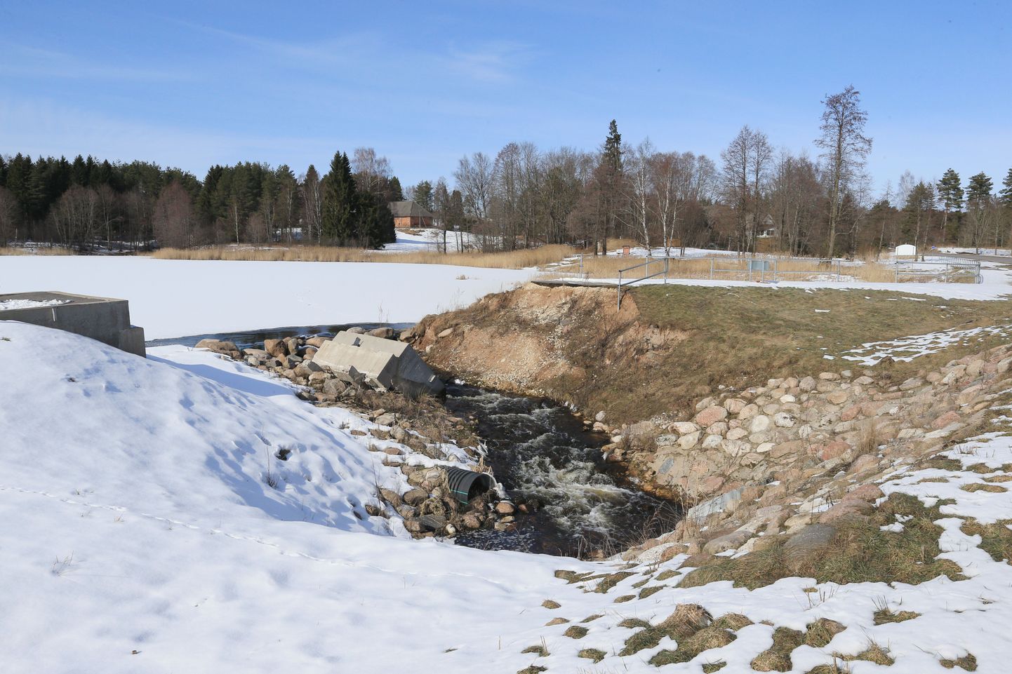 2014. aasta veebruaris allavett läinud Alatskivi jalakäijate sild kaks aastat hiljem.