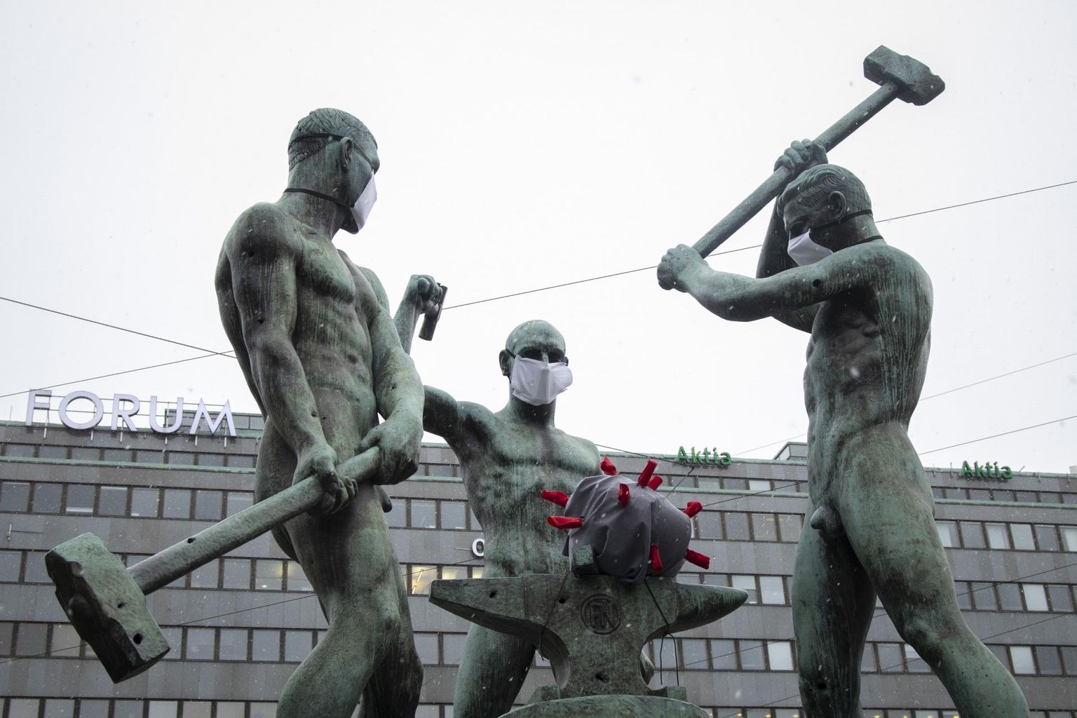 Helsingi kesklinnas asuv Felix Nylundi kuju «Kolm seppa» on saanud koroonaviiruse pandeemia ajal ette maskid ning alasile on asetatud viirus ise. Läinud nädalal riiki toimetatud kaitsemaskid sobivad nii hooldeasutustesse kui ka skulptuuri kaunistamiseks, aga mitte haiglatesse. 