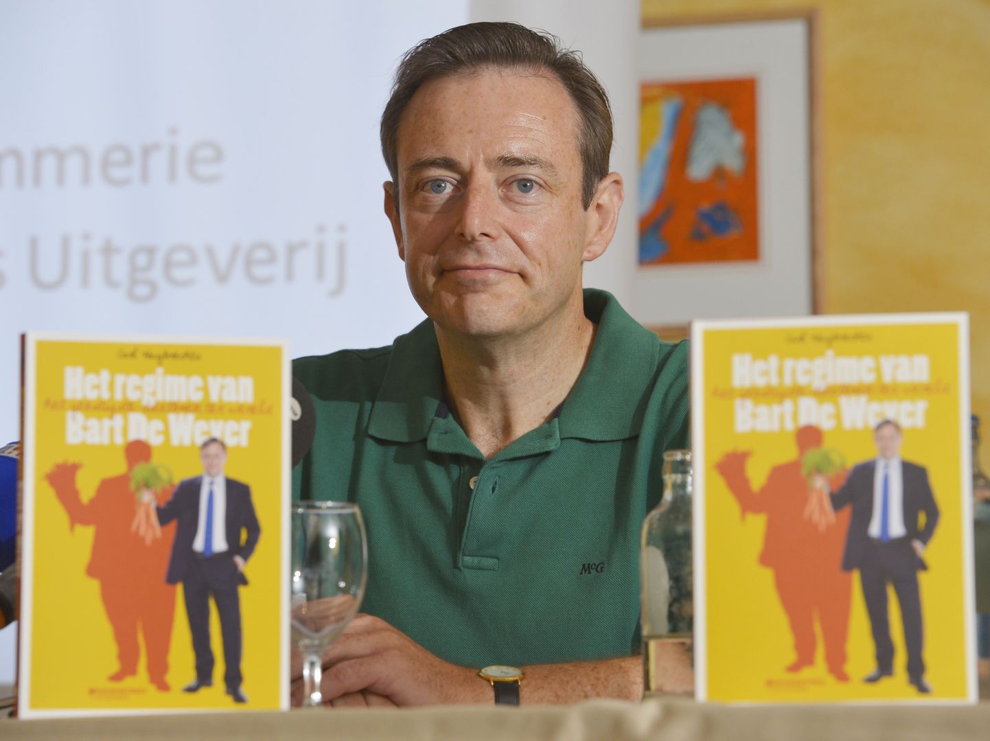 Bart De Wever oma dieediraamatu esitlusel.