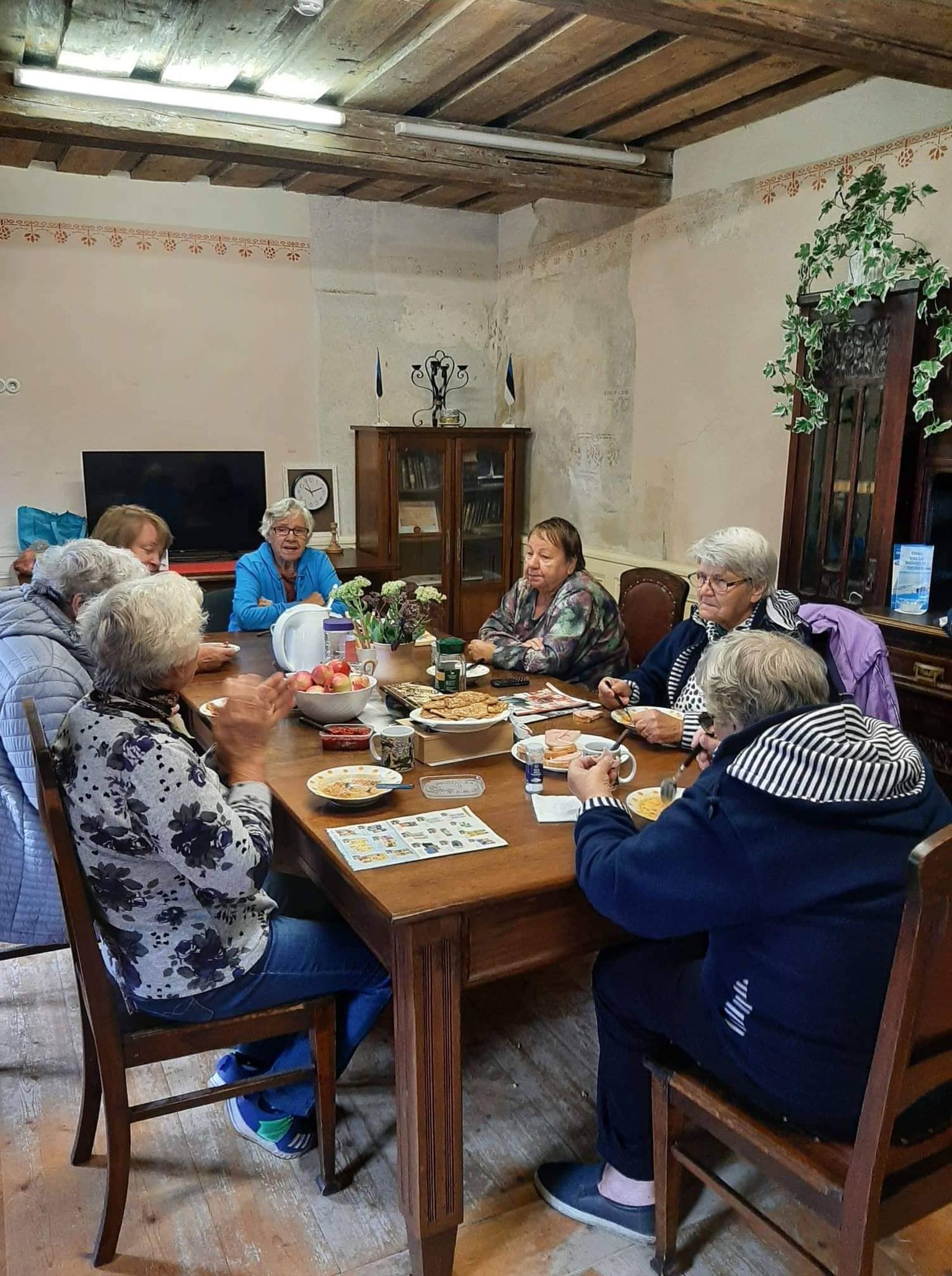 В Майдласком дневном центре пожилых бабушки, среди прочего, вместе готовят; например, в эту среду варили борщ.
