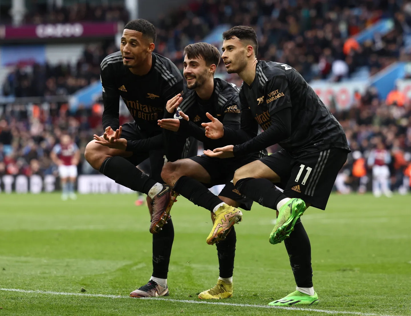 Londoni Arsenali mängumehed magusat võitu tähistamas.