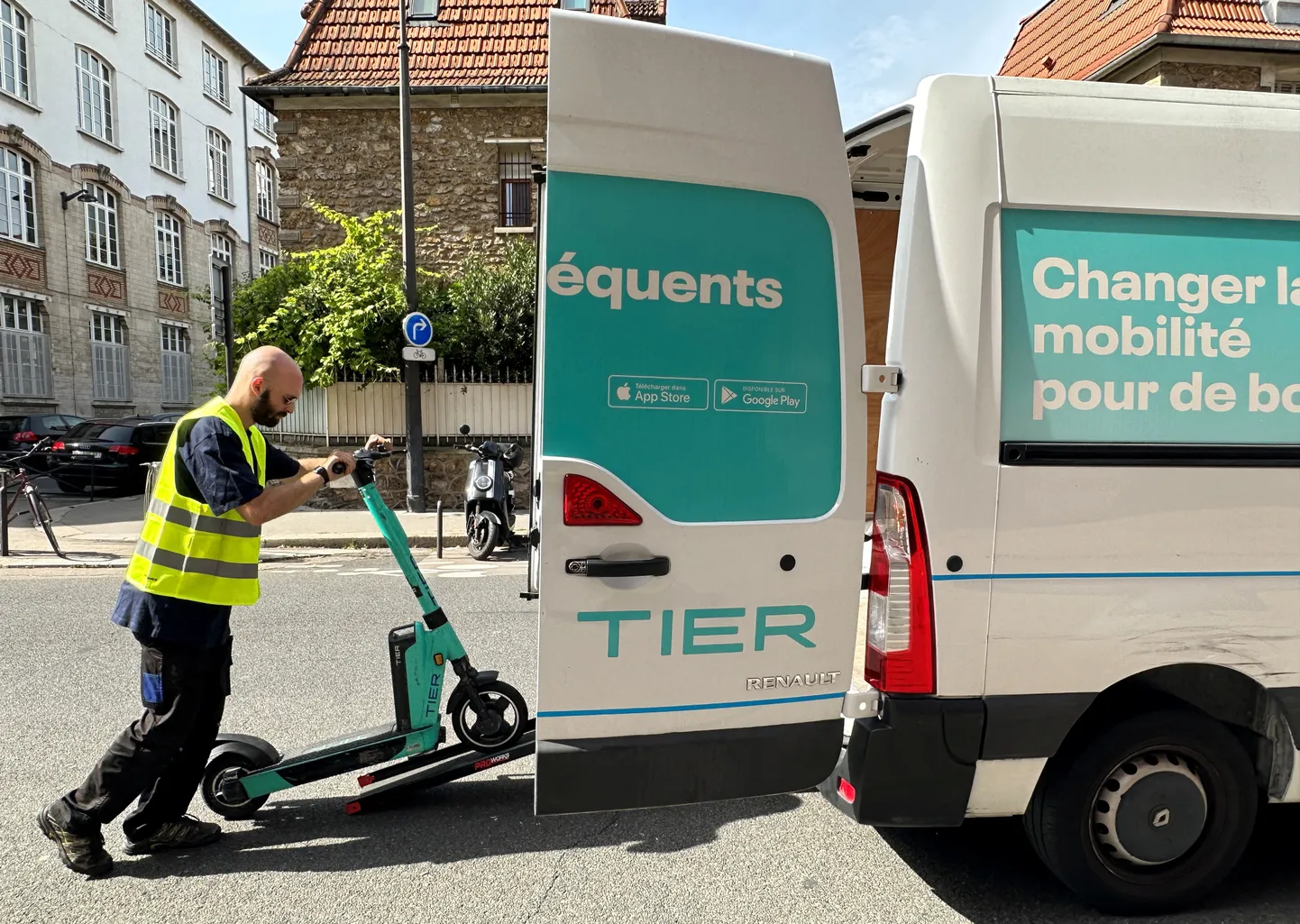 Tieri töötaja elektritõukse Pariisi tänavatelt kokku korjamas.