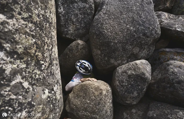 Sinksi kanjoni koopasuu, mis allpool avaneb mitmeharuliseks laburündiks ja viib omakorda suuremasse koopasse, kus asub kontrollpunkt.