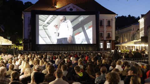 GALERII ⟩ Tartuffi avafilm meelitas Raekoja platsi puupüsti täis