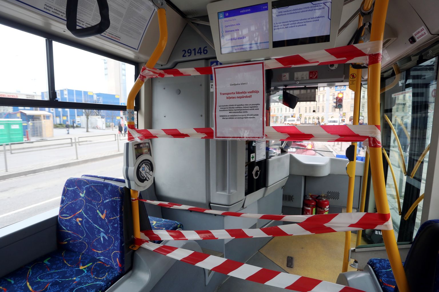 Vadītāju izolējoši norobežojumi SIA "Rīgas satiksme" autobusā.