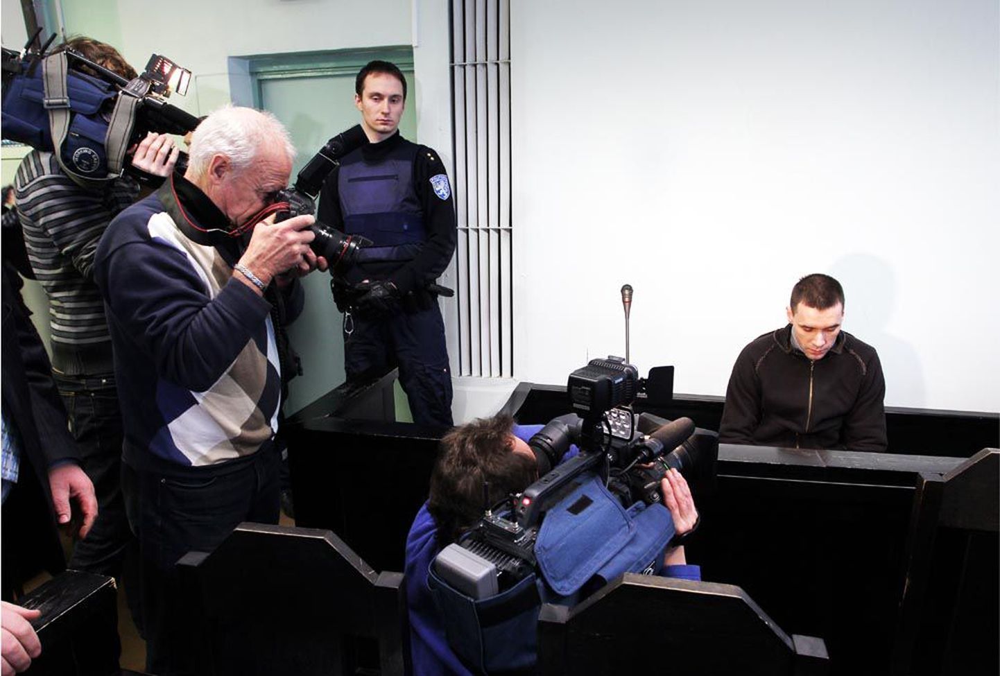 Kurikamõrvas süüdistatav Vjatšeslav Bajuk eelistas eile kohtus küsimustele            vastates põrandat põrnitseda.