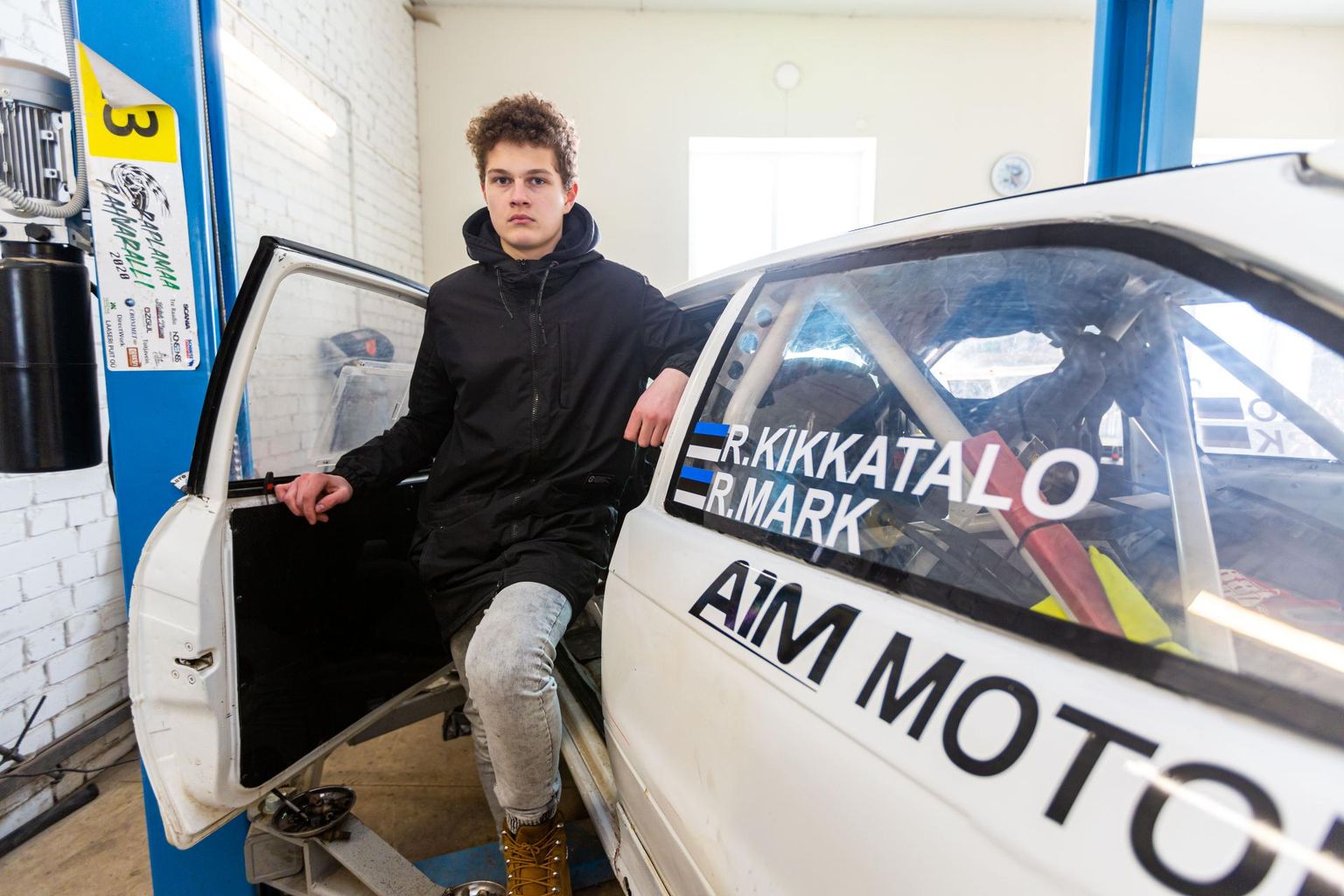 Kolm aastat tagasi oma esimese jäärajavõistluse teinud Robert Kikkatalo on sellest ajast peale järjest suurematel võistlustel käinud ja saanud istumise alla üha paremad autod. Nüüd roolib ta Opel Astrat. ​