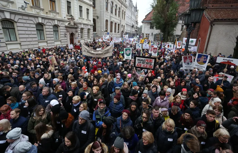 Протест медиков у Сейма в ноябре 2019 года