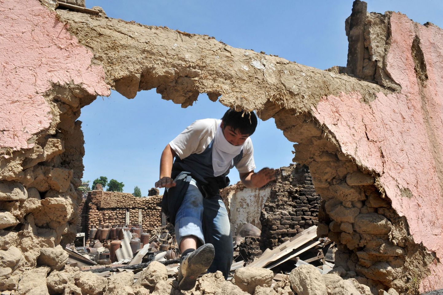 Usbeki rahvusest nooruk oma kodu varemete juures Oši linnas Kõrgõzstanis.
