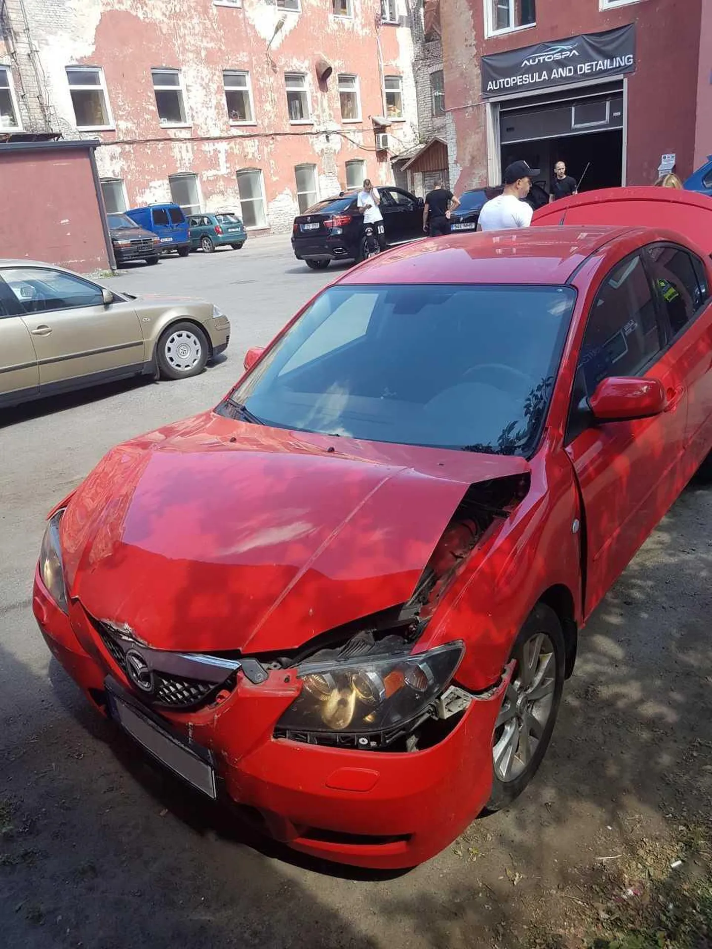 Машина клиентки перед автомойкой, где ее разбили при невыясненных обстоятельствах.