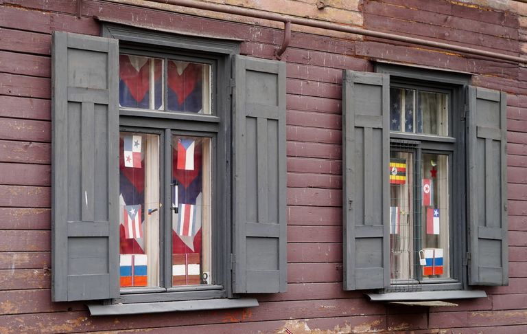 Aizturētās proklemliskās aktīvistes Jeļenas Kreiles dzīvesvietas logi ar Krievijas simboliku Torņakalnā.