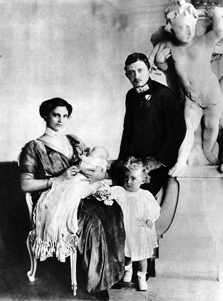 Austria viimane Keiser Karl I, ta naine Zita ja nende kaheksast lapsest kaks