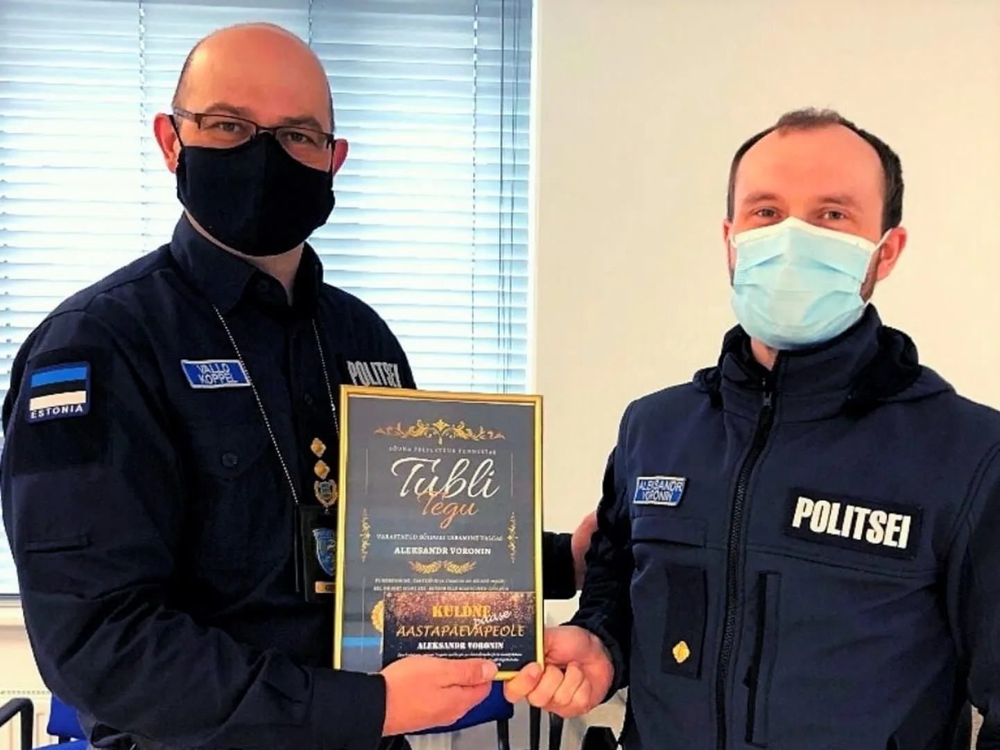 Politsei- ja Piirivalveameti Lõuna prefekt Vallo Koppel (vasakul) andis piirivalvur Aleksandr Voroninile üle tunnustuse «Tubli tegu».