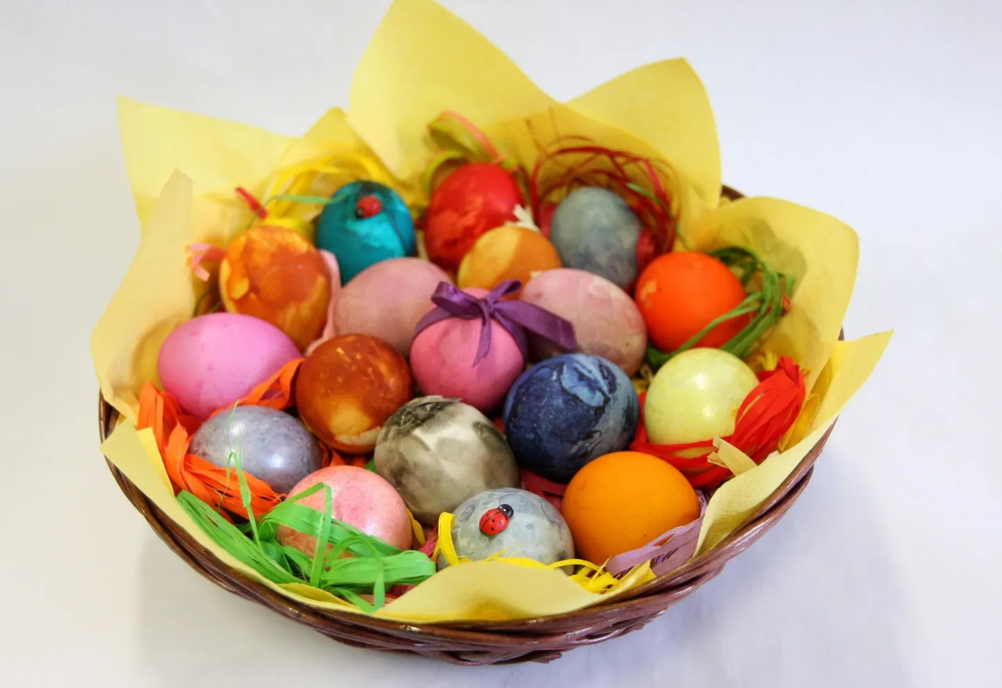 Lihavõttepühade ajal on komme värvida mune, neid üksteisele kinkida ja koksida.