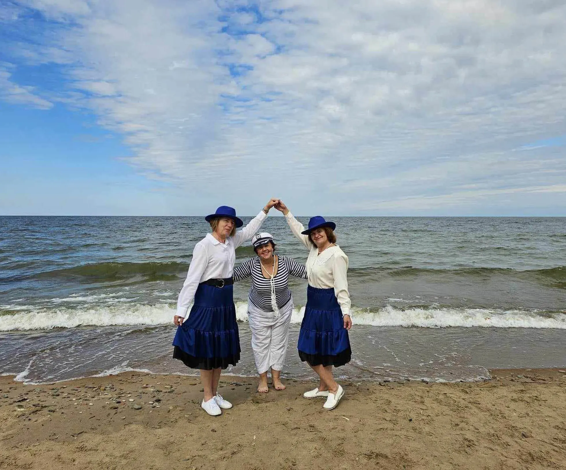 В Лиймала провели красивый день у моря и примерили костюмы.