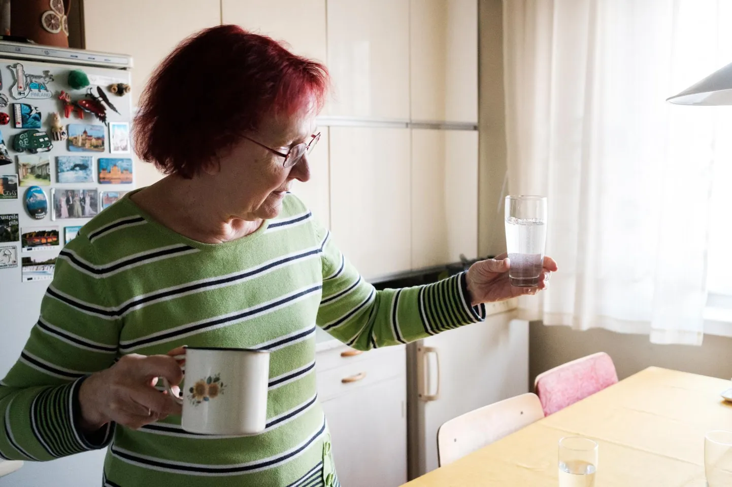 “Kraanist tuleb hägune vesi,” ­näitas Tali keskasulas korrusmajas elav Eha Kuusk äsja täidetud klaasi vastu valgust.