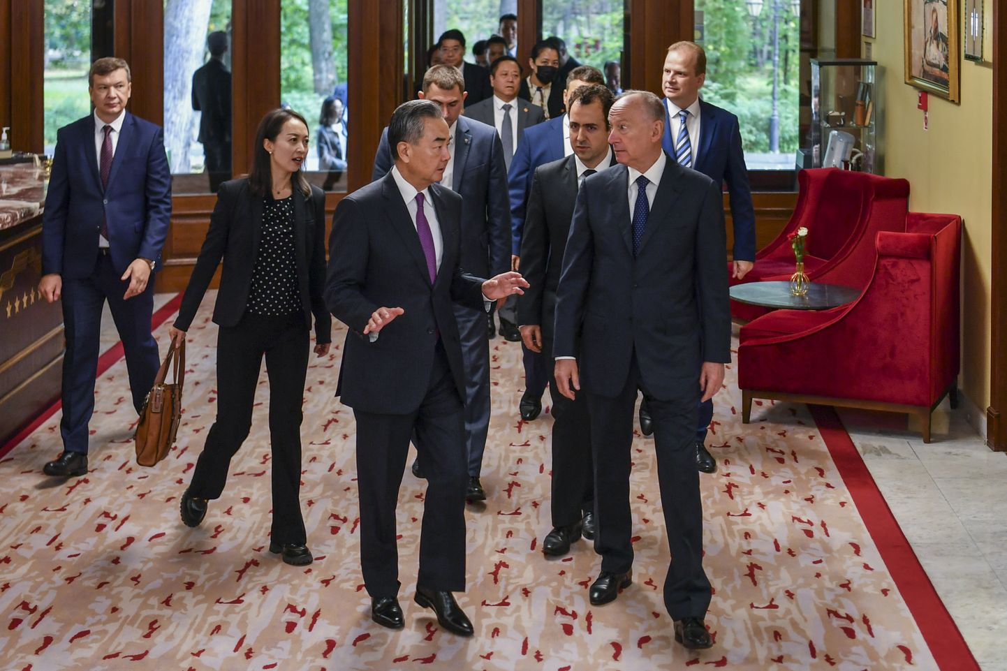 Nikolai Patrušev (paremal) ja Hiina välisminister Wang Yi 2023. aasta märtsis Moskvas julgeolekunõupidamisel. Patrušev armastab end tihti näidata Moskva Hiina-poliitika kujundajana.