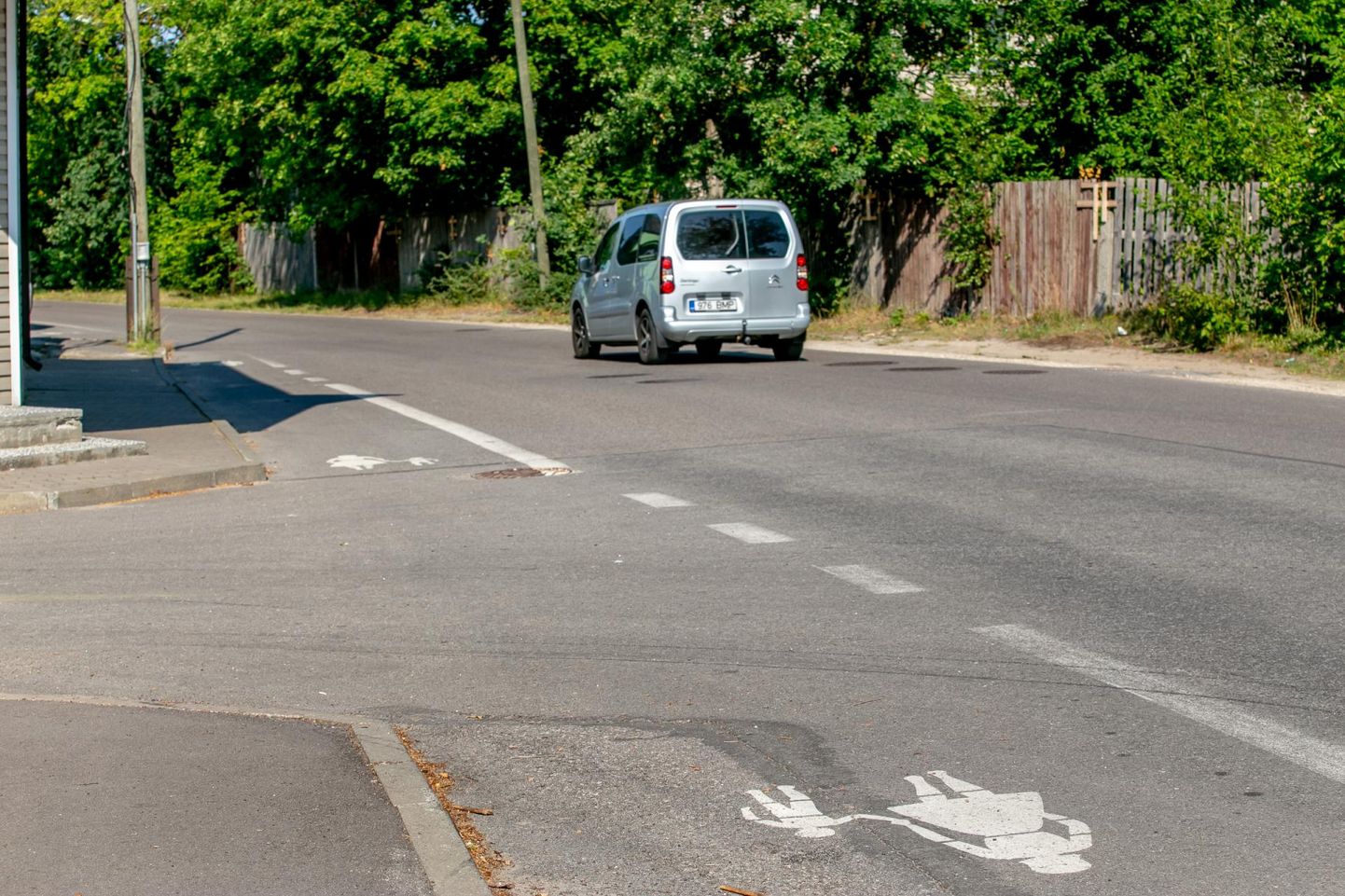 Eesti Vabariigi kehtiva standardi kohaselt peab kõnnitee olema sõiduteest ääre­kividega eraldatud.