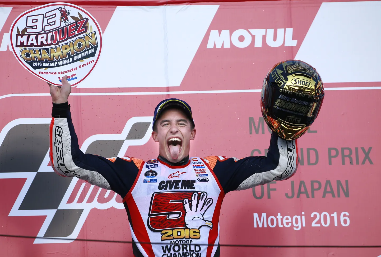 Marc Marquez rõõmustamas MM-tiitli üle.