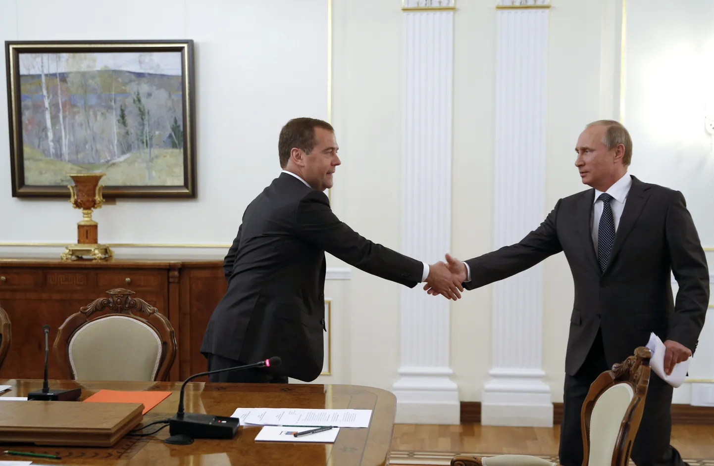 Vene peaminister Dmitri Medvedev(vasakul) kätleb president Vladimir Putiniga.
