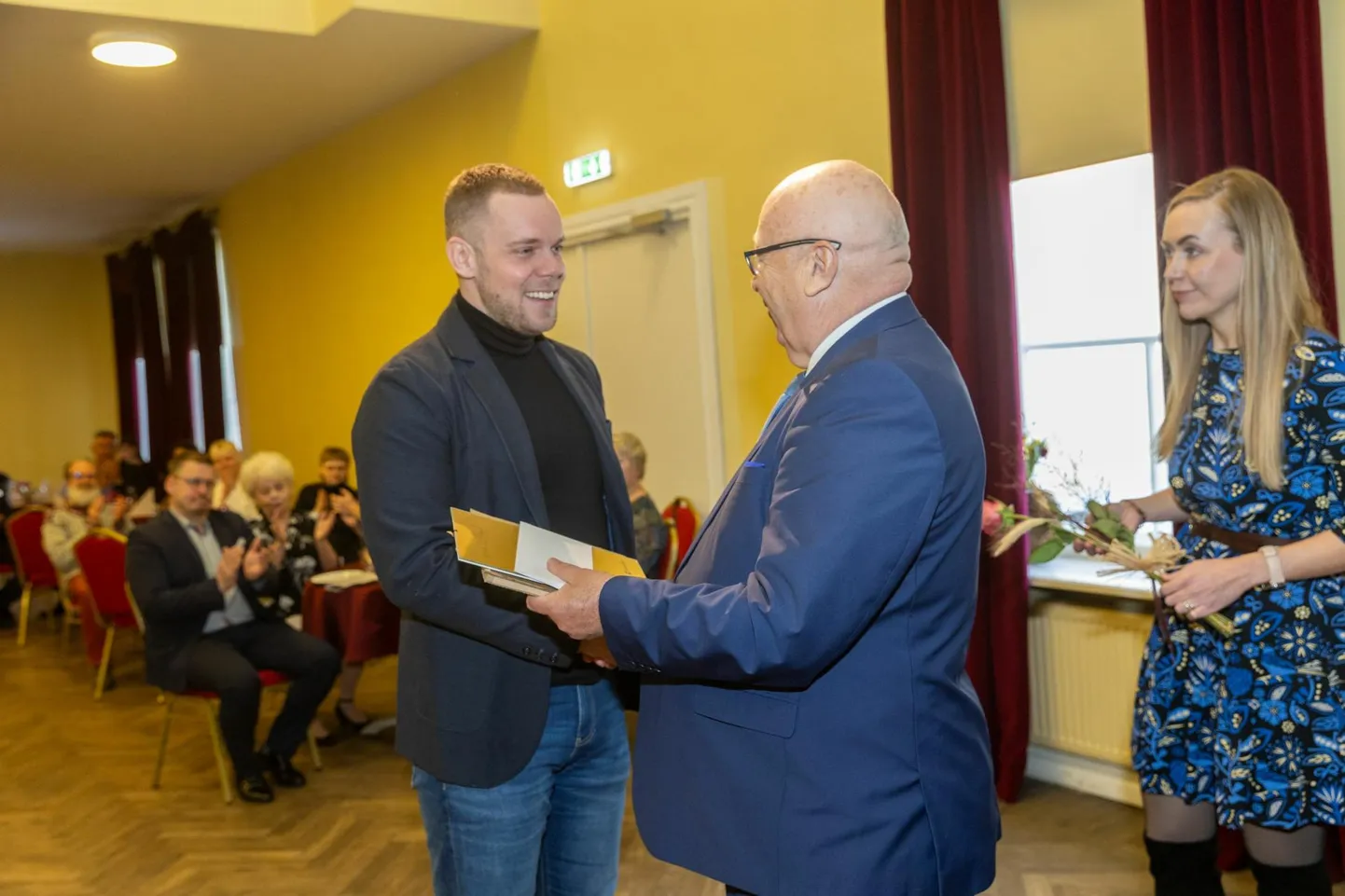 Aasta isikuteo tegija on Kaspar Eevald, kellele annab auhinna üle Einar Vallbaum.