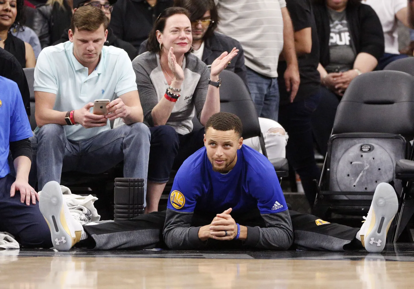 Stephen Curry vaatas kaaslaste mängu kõrvalt.