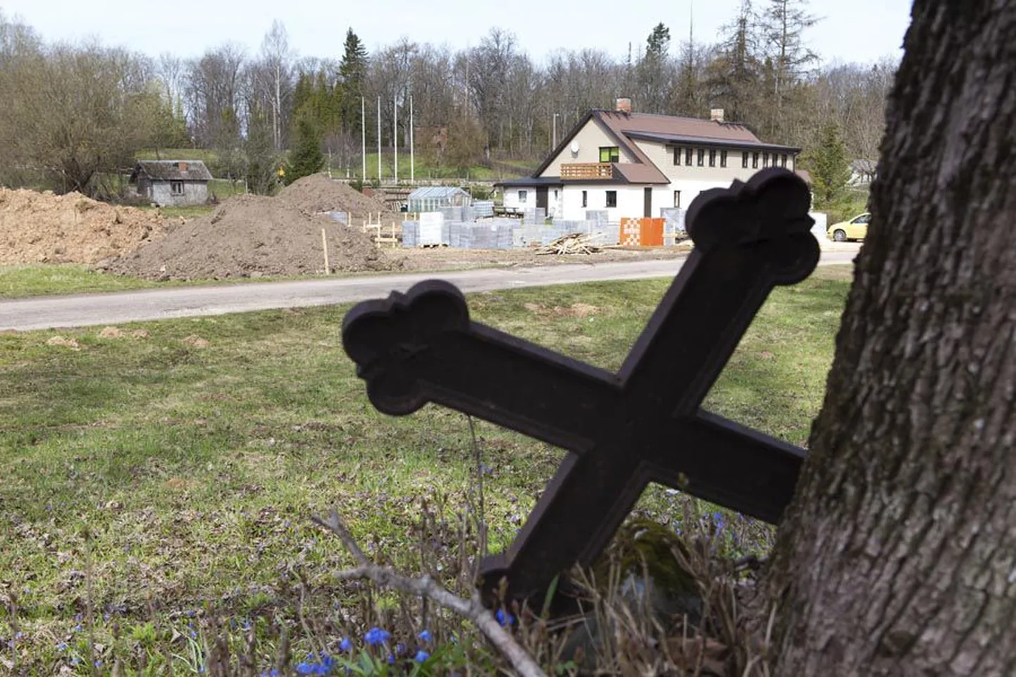 Hiie tänava kalmistu vastas asuval tühjal maa-alal peaks paari aasta pärast valmima mitu uut eramut. Ühe rajamist on juba alustatud ja nüüd teeb linn otsuse, et uute majade naabrusesse jääv pisike kalmistu suletakse.