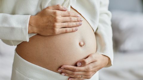 SPKC: Vardarbības pieredze dzemdībās saglabājas augstā līmenī
