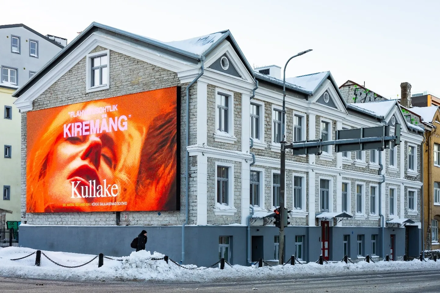 Tartu maanteel 20. sajandi alguses ehitatud historitsistlik paekivist elamu- ja ärihoone, mille on projekteerinud tunnustatud arhitekt Otto Schott, on saanud kena uue kuue koos seal laiutava ekraaniga - huvitav, millega linnaosa arhitekt luges sellise lisandi põhjendatuks loeb?