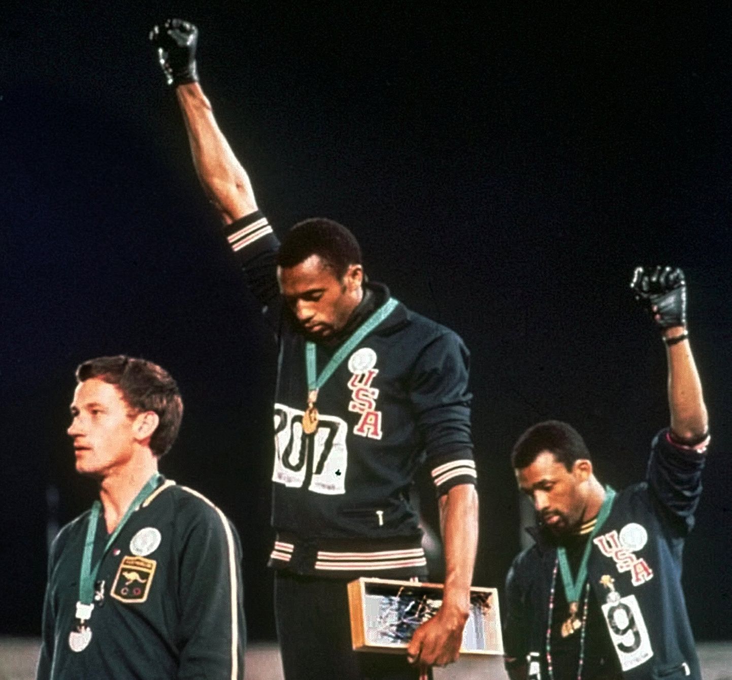 LUBAMATU: Ehkki Rahvusvaheline Olümpiakomitee on poliitilist eneseväljendamist võistlustel veidi lubama hakanud, on sellised žestid ka äsjaalanud Tokyo olümpial täielikult keelatud. Foto on tehtud 1968. aasta México olümpiamängudel, kus autasustamistseremoonial protestisid USA sportlased Tommie Smith (keskel) ja John Carlos nende kodumaal valitseva rassismi vastu. Nende ees seisab hõbemedalist, Austraalia sportlane Peter Norman.