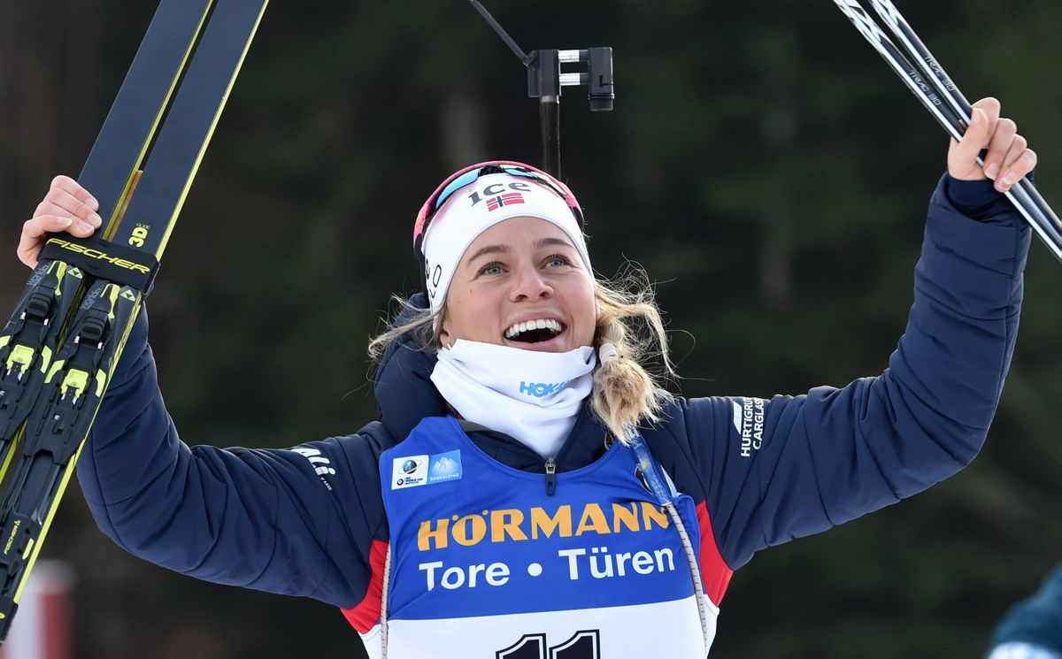 "Ты - задница, ты никогда не победишь" - так травили пару лет назад норвежскую биатлонистку Тириль Экхофф фанаты. В этом сезоне Экхофф выиграла шесть из 13 стартов и лидирует в общем зачете.