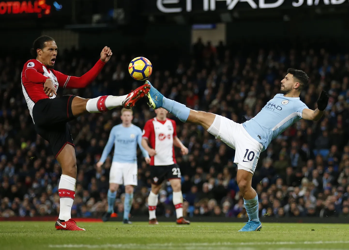 Virgil van Dijk (vasakul) võitleb palli pärast Sergio Agüeroga.
