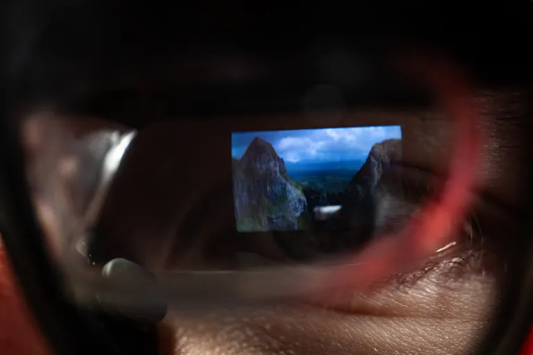 Kasutaja ette kuvatakse kaks 1080 p resolutsiooni ja kuni 120 hz värskendussagedusega digitaalset ekraani.