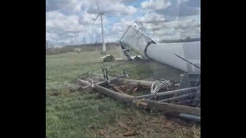 Dienvidkurzemes novadā nogāzusies vēja turbīna