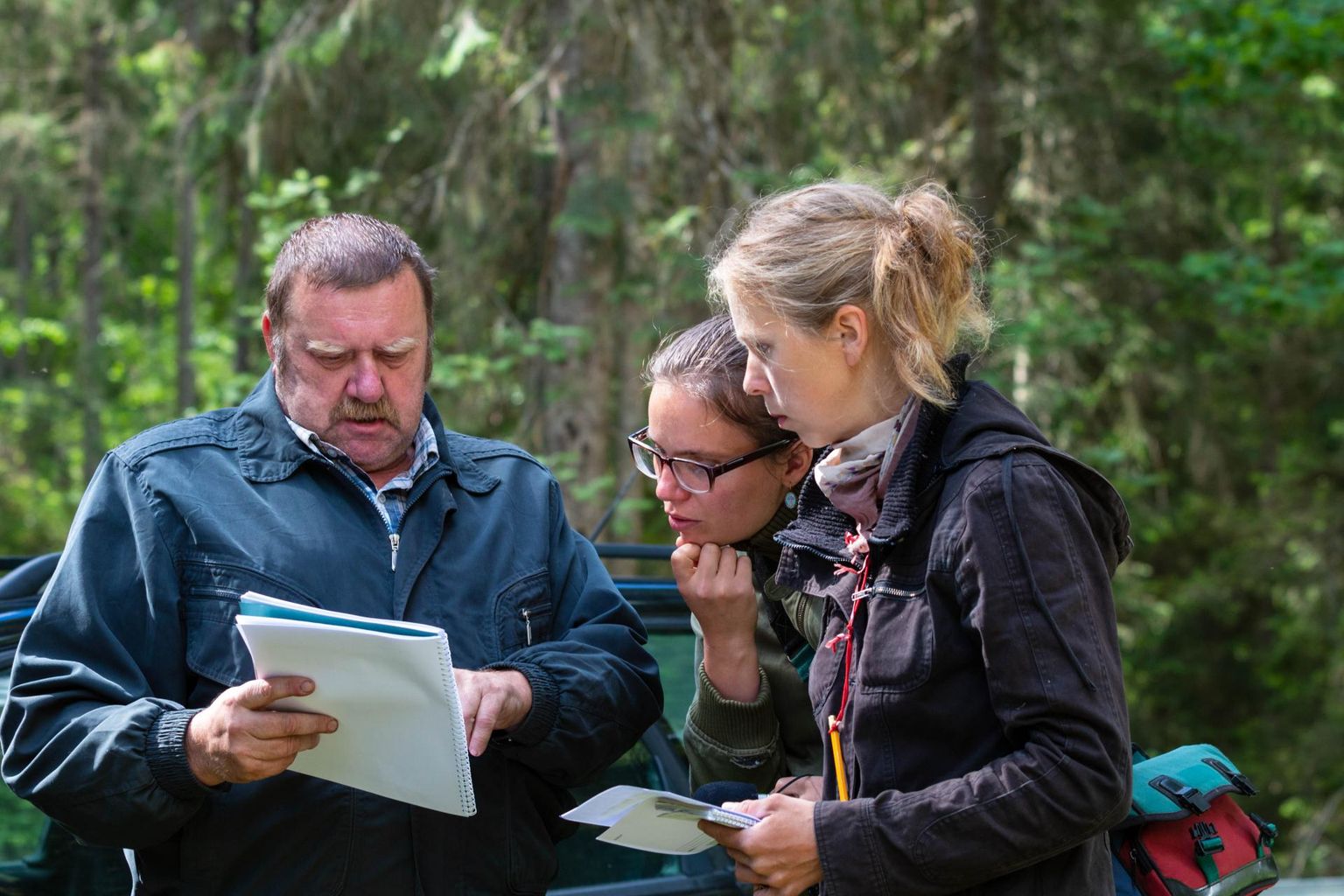 Arno Saaron (vasakult) tutvustas Eestimaa Looduse Fondi metsaeksperdile Liis Kuresoole ja Tartu Ülikooli teadurile Liina Remmile oma püsimetsa majandamist Karula rahvuspargi territooriumil.