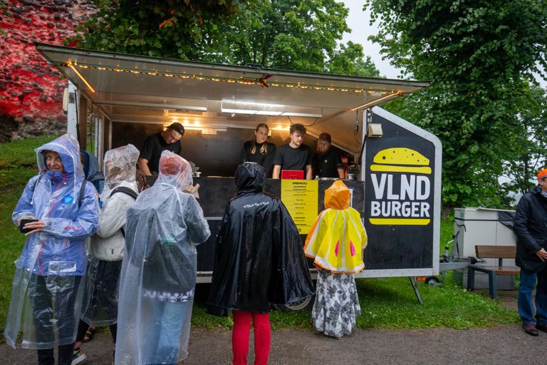 Viljandi lossimägedes pärimusmuusika festivali asemel korraldatud «Pärimusa 2.0» esimesel kontserdipäeval oli kohal ka VLND Burger.