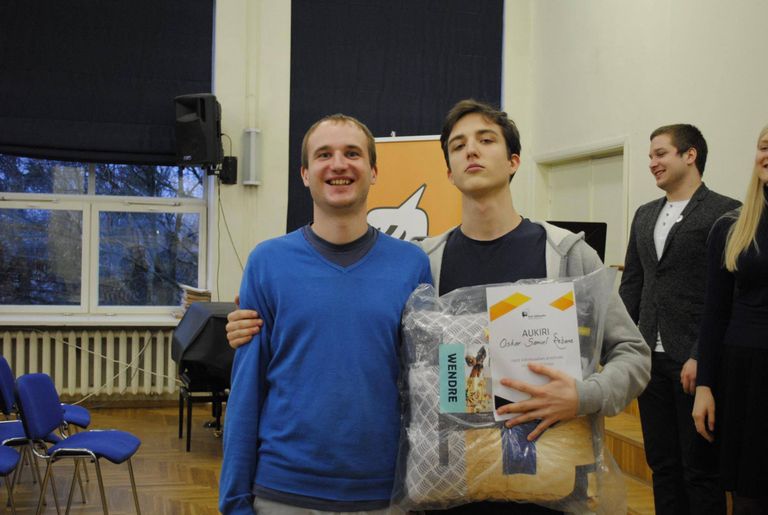 Parim kõneleja Oskar Samuel Rebane (paremal) ja võistluse peakohtunik Martin Küüsmaa. Foto:
