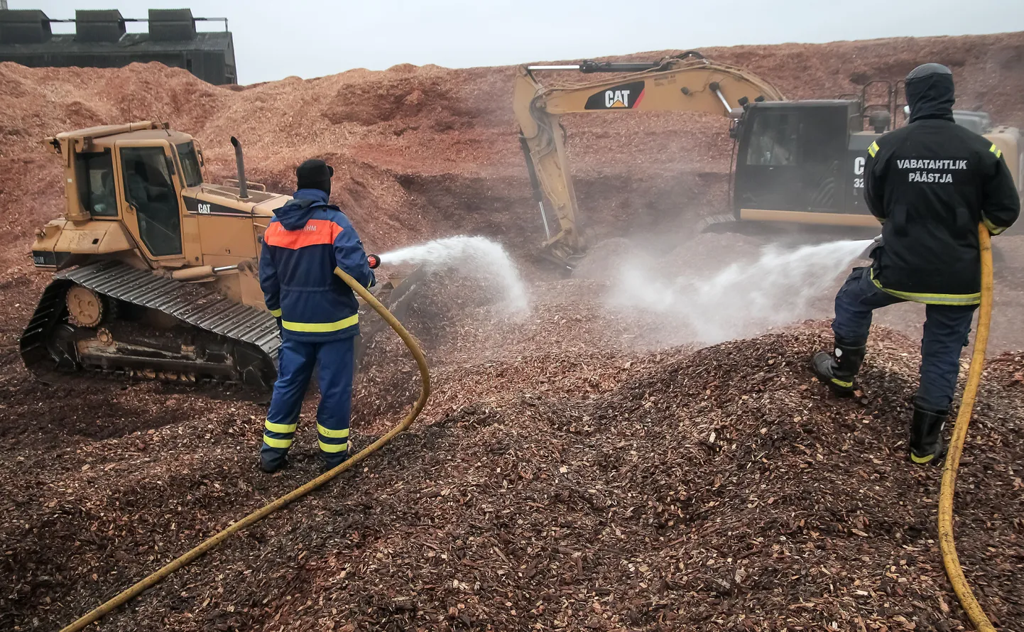 Pärnumaal Sauga vallas Kilksama külas põleb osaühingu Purutuli pelletitehase maa-alal juba üle nädala tohtutute mõõtmetegga hakkpuiduaun, mille kustutamisega tegeleb igapäevaselt kümmekond päästjat ja vabatahtlikku.