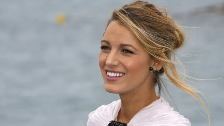 Bleika Laivlija (Blake Lively) Kannās reklamē filmu "The Shallows"