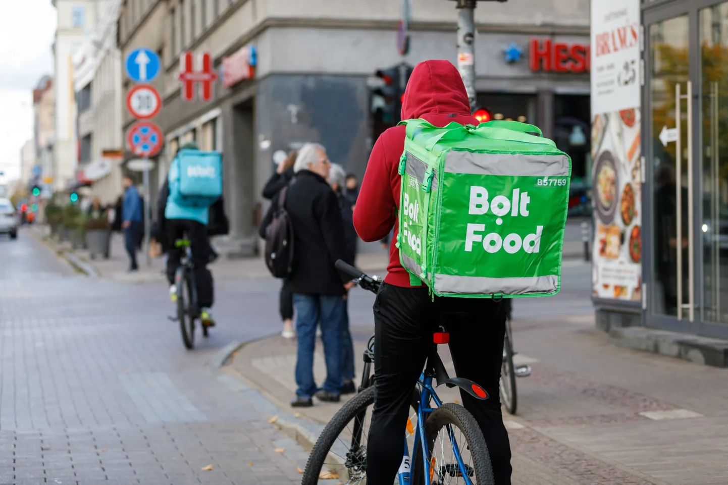 Курьер Bolt Food