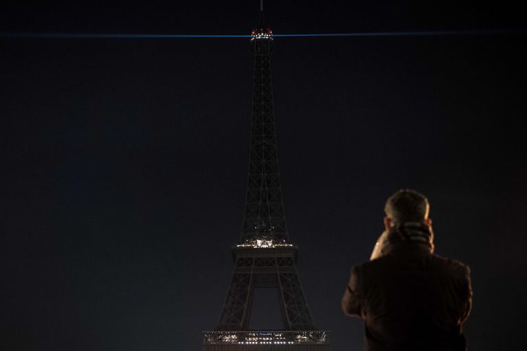 Pariisi Eiffeli torn pimenes protestiks Aleppos toimuvale