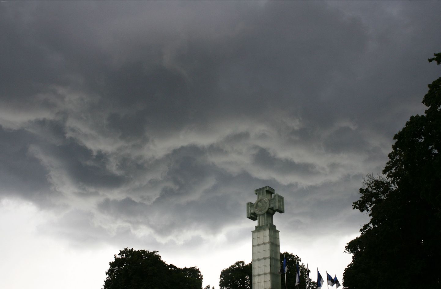 Грозовые облака над Крестом Свободы.