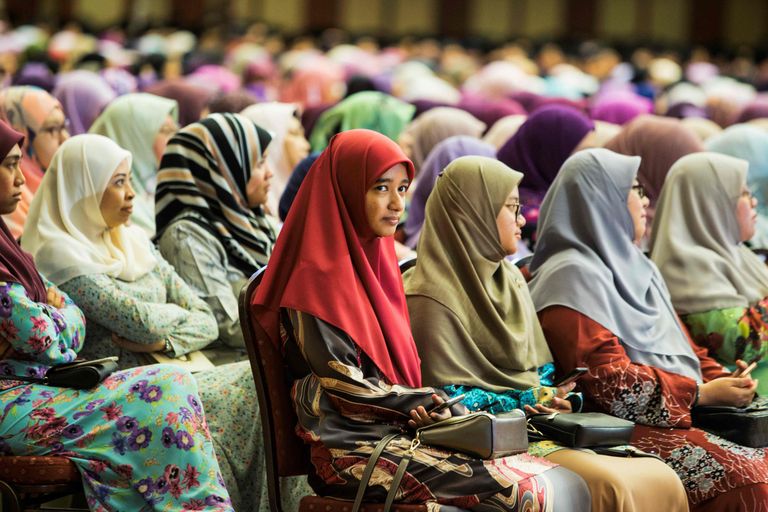 Brunei mosleminaised kuulamas sultan Hassanal Bolkiah' sõnavõttu tänase islamipüha puhul.