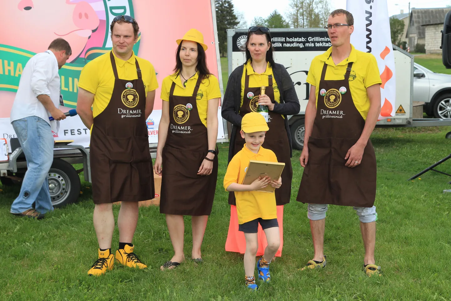 Läinud laupäeval Tõrvandis peetud grillipeol kuulutati võitjaks Campingaz Team, päev hiljem teatas Eesti grilliliit aga, et võitja on hoopis fotol kujutatud meeskond Dreamer BBQ Semud. Võistkondade liikmete nimesid võistlusprotokollis ei leidu.