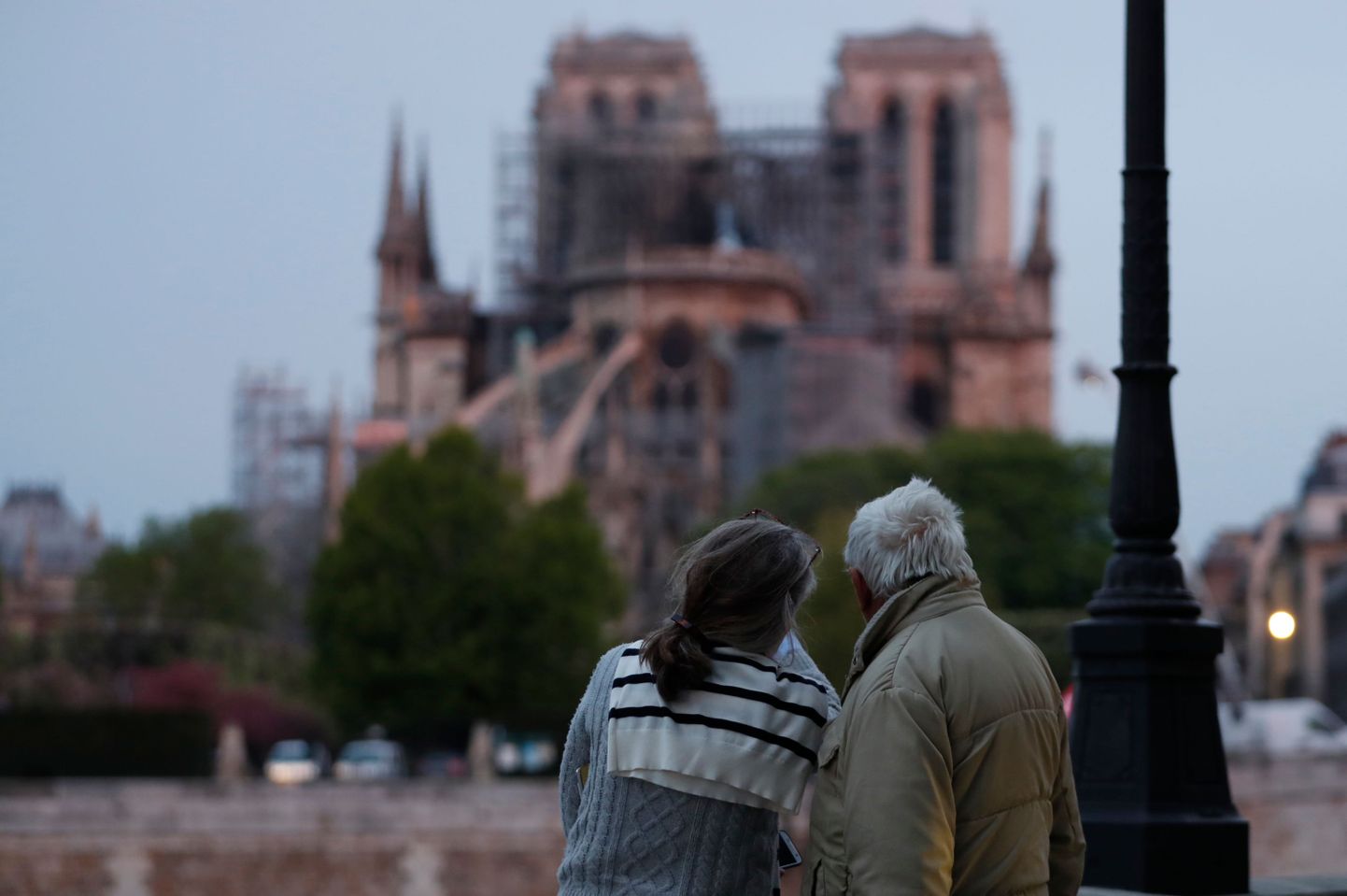 Parīzes Dievmātes katedrāle: rīts pēc ugunsgrēka