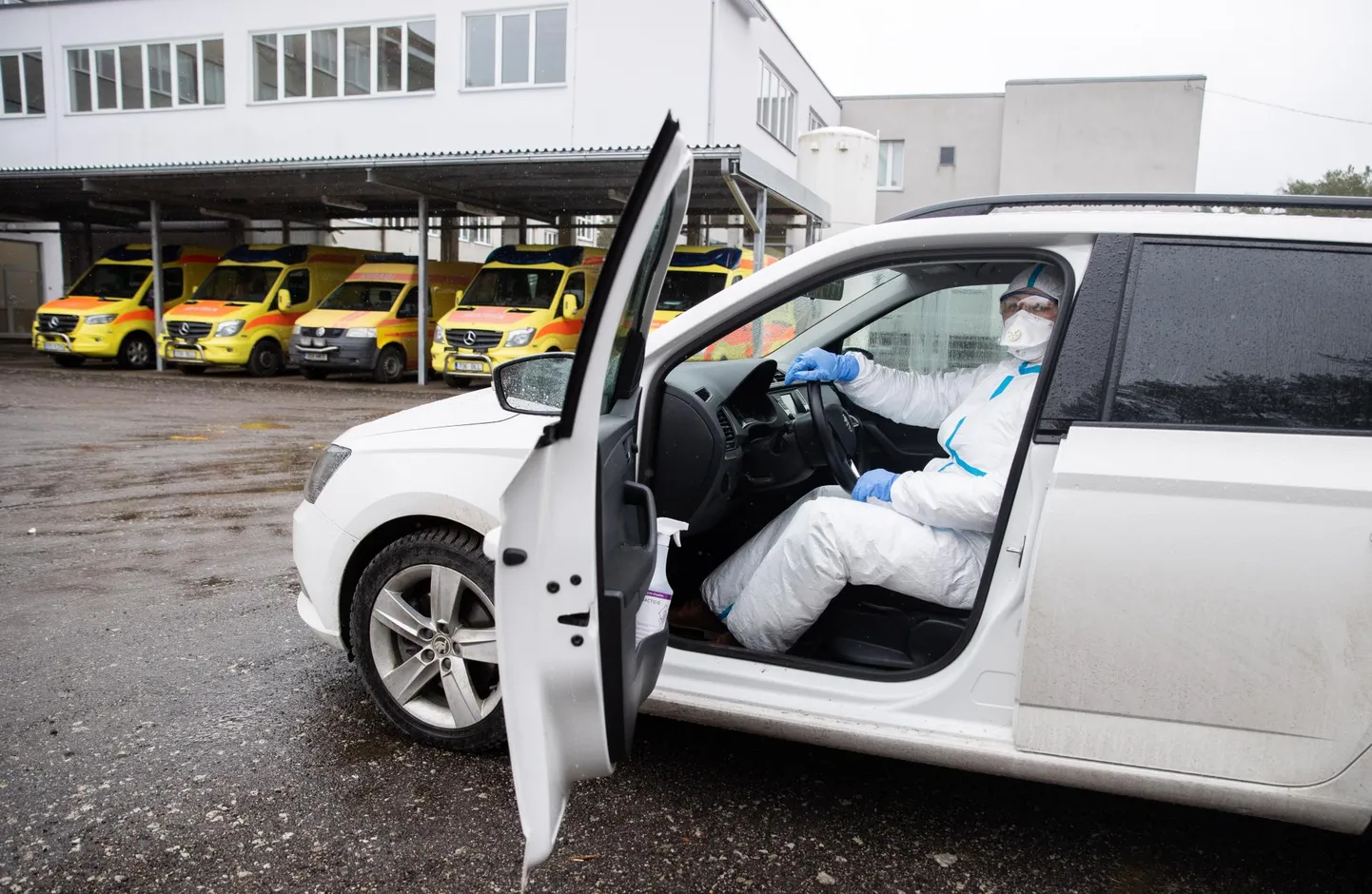 TALLINN, Eesti 10MAR20 Koroona viirus. Kaitseülikond. Pildil Regionaalhaigla kiirabibrigaadi juht Angela Aasanurm valmistumas minema koroonaviiruse proovi võtma. Foto Tairo Lutter/POSTIMEES FOTO: Tairo Lutter