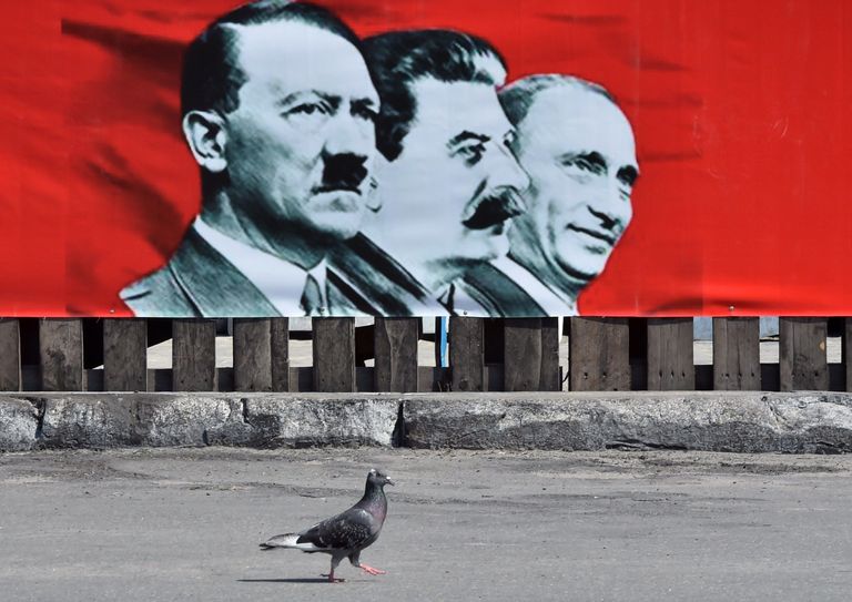 Plakat, millel on kujutatud Adolf Hitler, Jossif Stalin ja Vladimir Putin. Foto: Scanpix