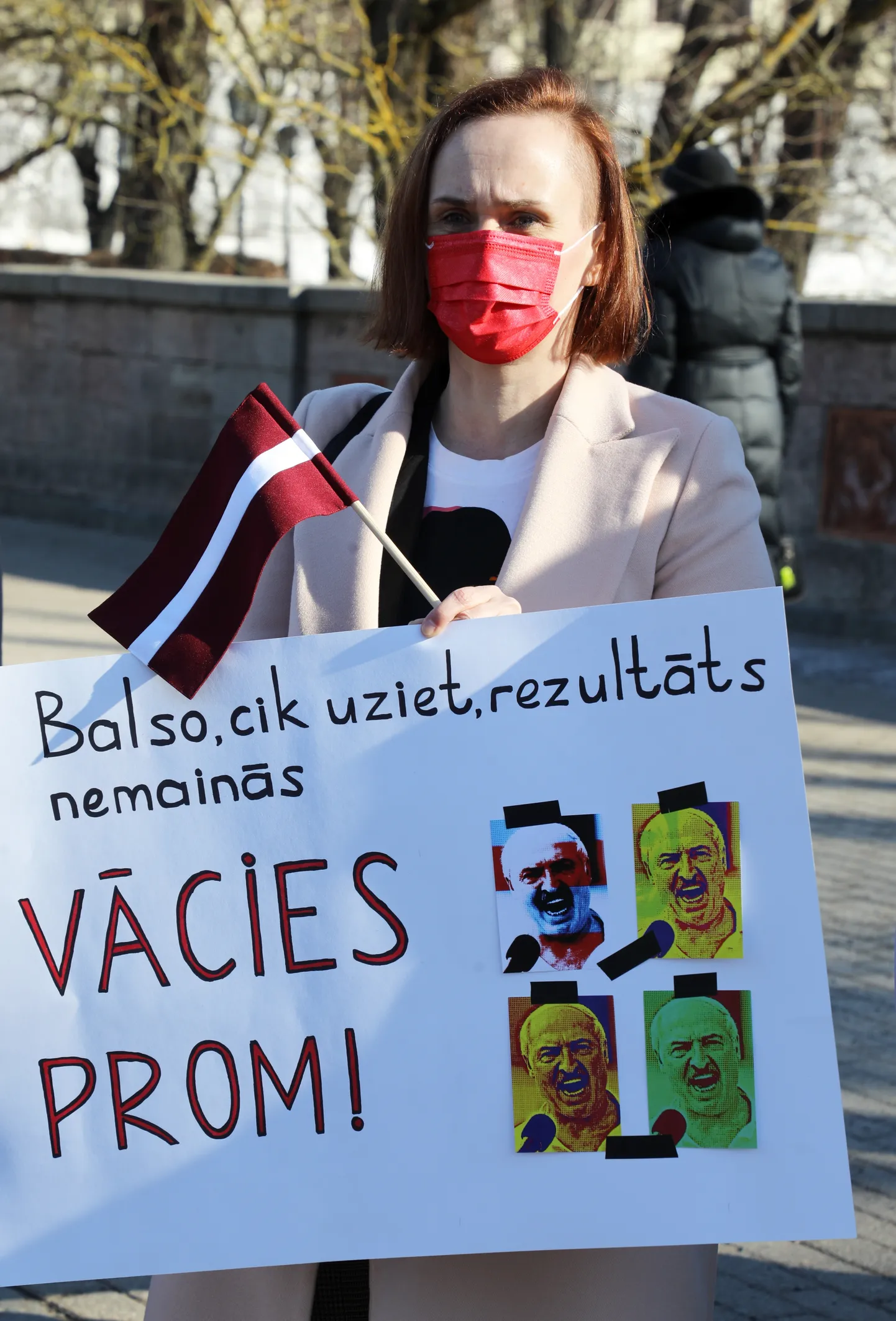 Brīvības pieminekļa laukumā notiek baltkrievu diasporas rīkotais pikets saistībā ar Baltkrievijā notiekošo referendumu par konstitūcijas grozījumiem, kuri paredz vēl vairāk nostiprināt Aleksandra Lukašenko režīmu un viņa iespējas atrasties pie varas.