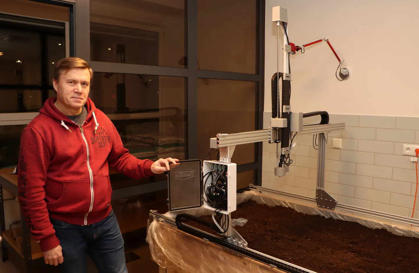 Mihhail Derbnev näitab uudset farmirobotit, mida lapsed ringis katsetama hakkavad.