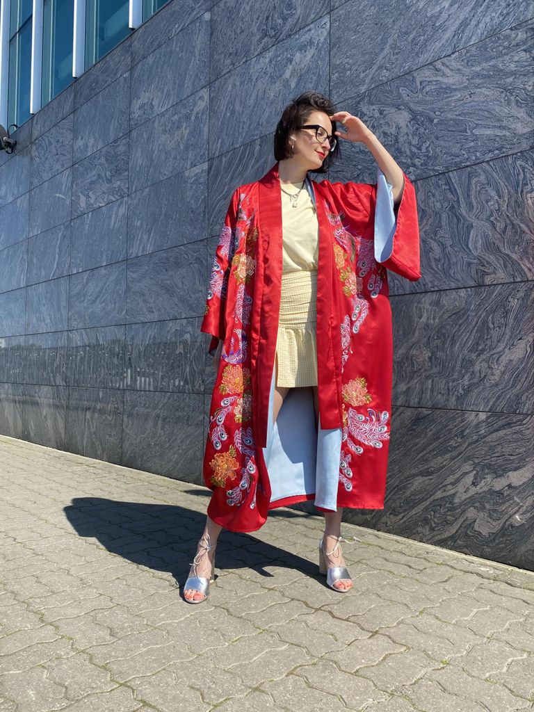 Svetlana Agureeva (33)
stilist
Stilistina mulle väga meeldib eksperimenteerida. Mul on suur garderoob ja alati raske üht asja välja tuua. Kuid sel suvel valisin Jaapani kimono. Unistasin pikka aega sellest ja suve alguses oli emal aega see mulle valmis teha. Kimono sündis koostöös, mõtlesime kaua tikandit, valisime niitide värve. Kimono tuli kahepoolne.
Ma arvan, et see ekstravagantne rõivaese on alati aktuaalne ja aitab säilitada individuaalsust, mis on minu jaoks kõige tähtsam asi üldse! Kimonot saab kanda kõigega: teksadega, lühikeste pükstega, pikkade pükstega ja kleitidega. Selles on põnevalt boheemlaslikku ja eksootilist hõngu.